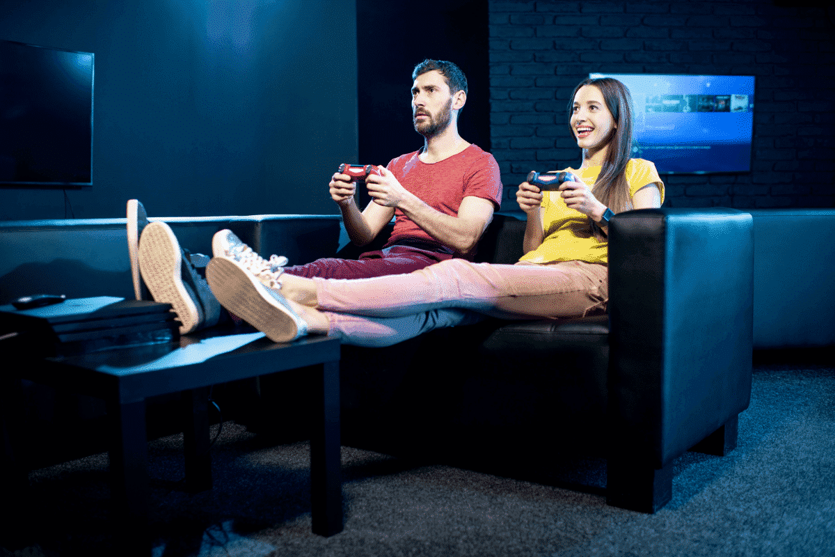 Can two players play online on the same PS4?